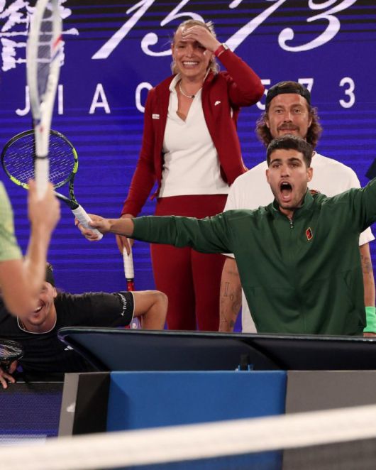 [서울=뉴스핌] 장환수 스포츠전문기자= 세계랭킹 1위 카를로스 알카라스가 14일 호주오픈 개막행사로 열린 1포인트 슬램에서 프로선수들이 줄줄이 탈락하자 놀라고 있다. [사진=호주오픈] 2026.01.15 zangpabo@newspim.com