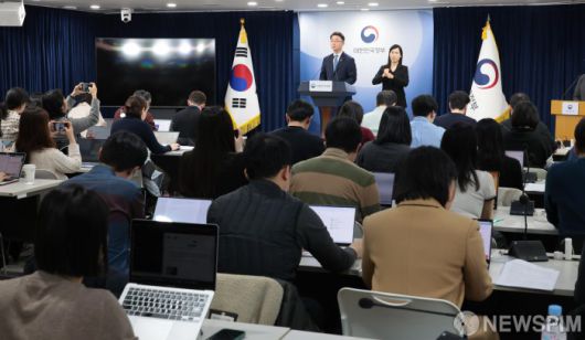 [서울=뉴스핌] 이길동 기자 =  류제명 과학기술정보통신부 제2차관이 15일 독자 AI 파운데이션 모델 프로젝트 1차 단계 평가 결과를 발표하고 있다.  2026.01.15 gdlee@newspim.com