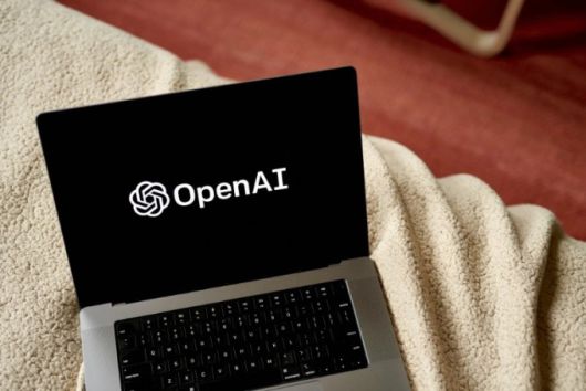 노트북 화면에 표시된 오픈AI 로고 [사진=블룸버그통신]