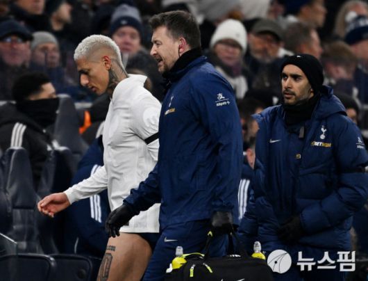 [런던 로이터=뉴스핌] 지난 11일 열린 애스턴 빌라와의 FA컵 3라운드에서 토트넘의 히샤를리송(왼쪽)이 햄스트링 부상을 당해 경기장을 빠져나가고 있다. 2026.01.16 wcn05002@newspim.com