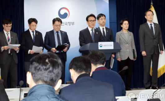 [서울=뉴스핌] 이길동 기자 = 김민석 국무총리가 16일 서울 종로구 정부서울청사에서 행정통합 인센티브 관련 브리핑을 하고 있다.  2026.01.16 gdlee@newspim.com