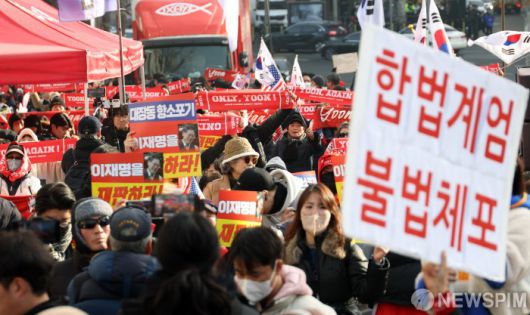 [서울=뉴스핌] 정일구 기자 = 윤석열 전 대통령의 체포방해 등 혐의 사건에 대한 1심 선고기일인 16일 오후 서울 서초구 서울중앙지방법원 앞에서 윤 전 대통령 지지자들이 선고 결과가 나오자 항의하고 있다. 서울중앙지법 형사합의35부(부장판사 백대현)는 이날 특수공무집행방해 등의 혐의로 기소된 윤 전 대통령에게 징역 5년을 선고했다. 2026.01.16 mironj19@newspim.com