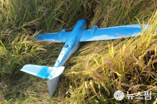 북한이 2025년 9월 27일 개성시 장풍군 사사리 지역 논에 추락한 남한발 무인기라며 10일 사진을 공개했다. [사진=노동신문]