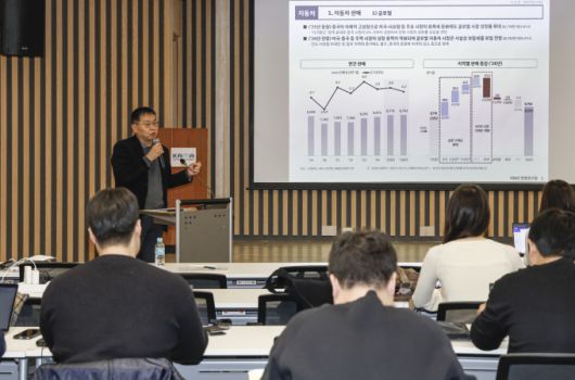 발표를 하고 있는 양진수 현대차그룹 HMG경영연구원 모빌리티산업연구실장. [사진=한국자동차기자협회]