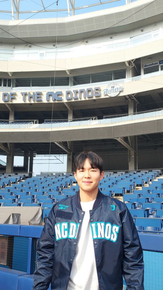 [창원=뉴스핌]이웅희 기자=NC 김휘집이 창원NC파크에서 인터뷰를 마치고 포즈를 취하고 있다. [사진=이웅희 기자] 2026.01.16 iaspire@newspim.com