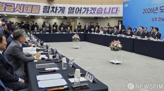 [무안=뉴스핌] 조은정 기자 = 김영록 전남도지사가 16일 도청 왕인실에서 '2026년 도-시·군 상생협력 간담회'에서 인사말을 하고 있다.2026.01.16 ej7648@newspim.com