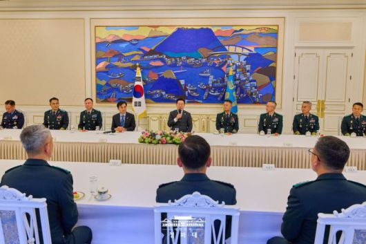 이재명 대통령이 16일 청와대에서 군(軍) 중장 진급 보직 신고와 수치 수여식 후 진급자들과 간담회를 하면서 발언하고 있다. [사진=청와대]