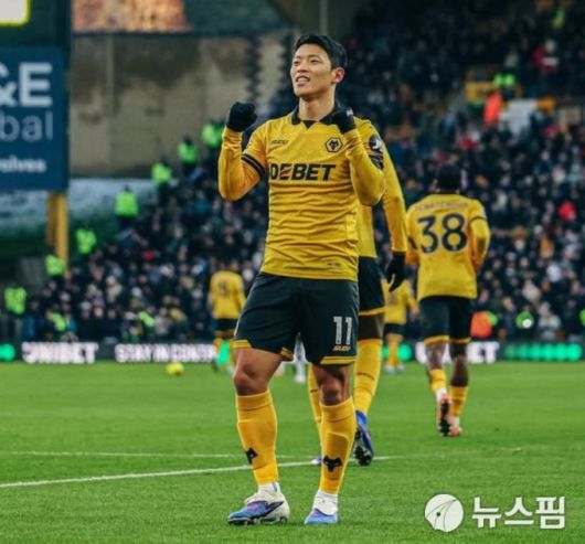 [서울=뉴스핌] 박상욱 기자 = 황희찬이 4일(한국시간) EPL 20라운드 웨스트햄과의 홈 경기에서 페널티킥을 넣고 홈팬의 환호에 답하고 있다.  2026.01.04 psoq1337@newspim.com