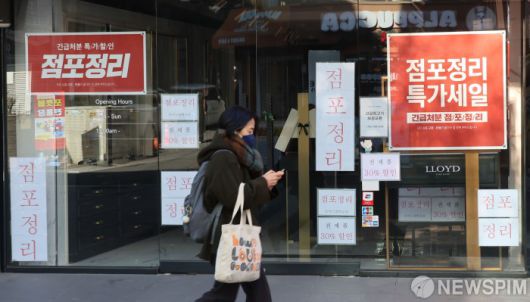 [서울=뉴스핌] 양윤모 기자 = 계속되는 경기의 침체속 18일 서울 종로구 대학로의 빈 상가가 새 주인을 기다리고 있다. 2025.02.18 yym58@newspim.com