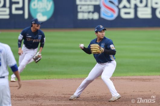[창원=뉴스핌]이웅희 기자=NC 김휘집이 매끄럽게 내야 땅볼을 처리하고 있다. [사진=NC다이노스] 2026.01.16 iaspire@newspim.com