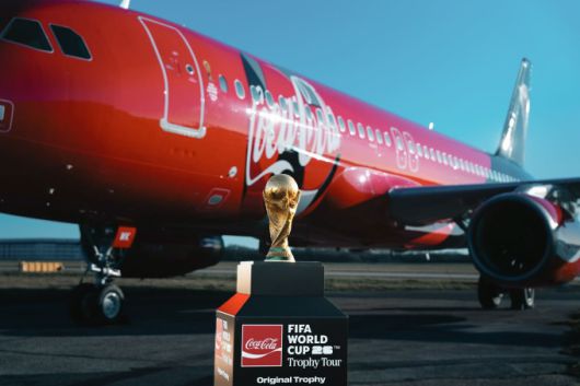 [서울=뉴스핌] 장환수 스포츠전문기자= 16일 전세기를 타고 한국에 온 FIFA 월드컵 오리지널 트로피. [사진=한국 코카-콜라]  2026.01.16 zangpabo@newspim.com