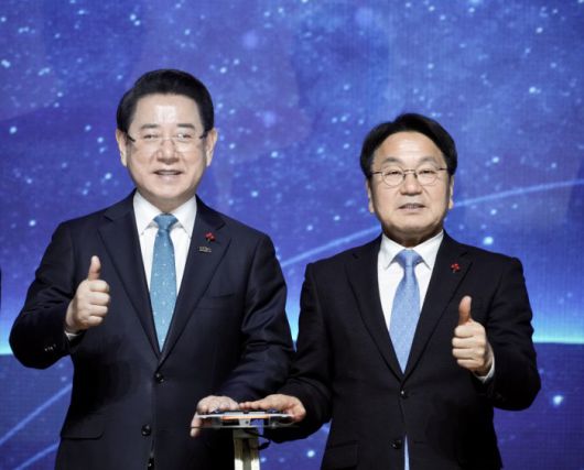 [광주=뉴스핌] 박진형 기자 = 강기정 광주시장이 16일 김대중컨벤션센터에서 열린 광주‧전남 행정통합 추진 범시도민 협의회 발대식에서 김영록 전남지사와 함께 기념촬영을 하고 있다. [사진=광주시] 2026.01.16 bless4ya@newspim.com