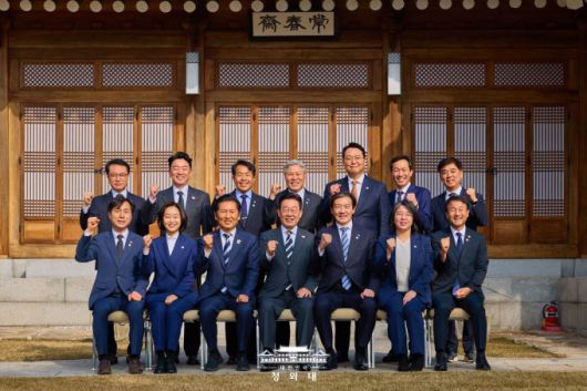 이재명 대통령과 여야 6개 정당 지도부가 16일 오후 청와대 상춘재에서 오찬 간담회를 하기 앞서 기념사진을 찍고 있다. [사진=청와대]