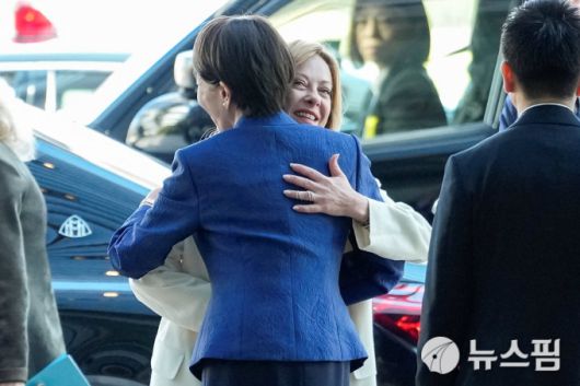 16일 일본을 방문한 조르자 멜로니 이탈리아 총리를 다카이치 사나에 일본 총리가 포옹으로 맞이하고 있다. [사진=로이터 뉴스핌]