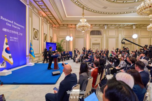 [서울=뉴스핌] 이재명 대통령이 3일 서울 종로구 청와대 영빈관에서 열린 외신 기자회견에서 취재진의 질문을 받고 있다. [사진=대통령실] 2025.12.03 photo@newspim.com