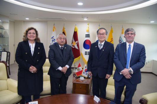 이용철 방위사업청장과 페루 국회의원단이 양국 방산협력 강화를 위한 면담을 마친 후 기념촬영을 했다. 왼쪽부터 실비아 몬테사 페루 국회의원, 빅토르 플로레스 페루 국회의원, 이용철 방위사업청장, 파울 두클로스 주한 페루 대사. [사진=방위사업청 제공] 2026.01.16 gomsi@newspim.com