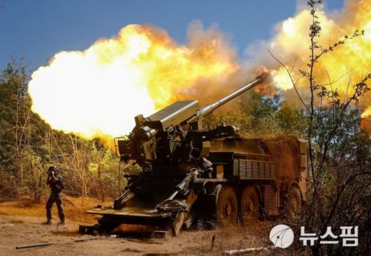 [자포리자 로이터 =뉴스핌] 장일현 특파원 = 우크라이나군 제44독립포병여단 소속 군인이 지난 20일(현지시간) 우크라이나 남부 자포로자 최전선에서 적진을 향해 2S22 보다나 자주포를 발사하고 있다. 2025.08.21. ihjang67@newspim.com
