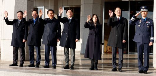 [성남=뉴스핌] 류기찬 기자 = 윤호중 행정안전부 장관(왼쪽부터), 우상호 청와대 정무수석, 정청래 더불어민주당 대표, 강훈식 대통령비서실장이 13일 오전 경기 성남시 서울공항에서 방일하는 이재명 대통령과 김혜경 여사가 탑승한 공군 1호기를 향해 손을 흔들고 있다. 2026.01.13 ryuchan0925@newspim.com