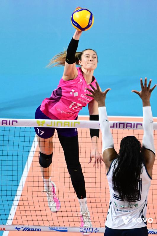 공격 시도하고 있는 흥국생명의 레베카. [사진 = KOVO]