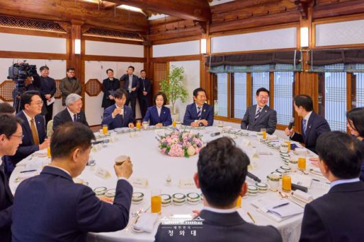 이재명 대통령과 여야 6개 정당 지도부가 16일 오후 청와대 상춘재에서 오찬 간담회를 하고 있다. [사진=청와대]