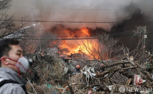 [서울=뉴스핌] 양윤모 기자 = 16일 오전 5시경 서울 강남구 개포동 구룡마을 4구역에서 화재가 발생해 소방관들이 진화를 하고 있다. 소방당국은 대응 1단계를 2단계로 격상하고 추가 인력을 투입 진화를 완료했다. 2026.01.16 yym58@newspim.com