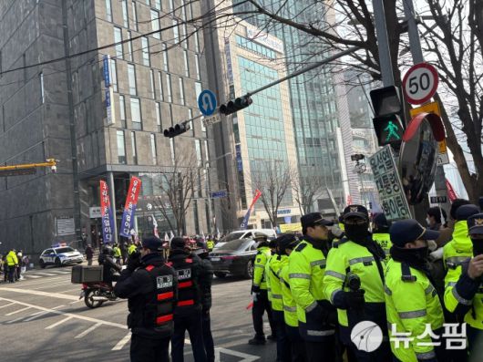 [서울=뉴스핌] 고다연 기자 = 윤석열 전 대통령의 특수공무집행방해 및 직권남용권리행사방해 등 혐의 사건 선고기일인 16일 오후 서울 서초구 서울중앙지방법원 인근에서 경찰이 도로 등을 통제하고 있다. 2026.01.16 gdy10@newspim.com