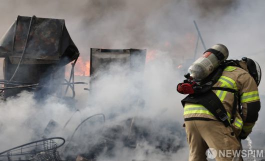 [서울=뉴스핌] 양윤모 기자 = 16일 오전 5시경 서울 강남구 개포동 구룡마을 4구역에서 화재가 발생해 소방관들이 진화를 하고 있다. 소방당국은 대응 1단계를 2단계로 격상하고 추가 인력을 투입 진화를 완료했다. 2026.01.16 yym58@newspim.com