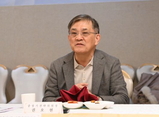 [서울=뉴스핌] 권오현 중장기전략위원장이 지난해 11월 14일 서울 종로구 정부서울청사에서 열린 '제7기 중장기전략위원회 출범식'에서 인사말을 하고 있다. [사진=재정경제부] 2025.11.14 photo@newspim.com