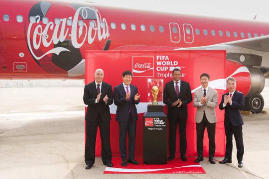 [서울=뉴스핌] 장환수 스포츠전문기자= 차두리 화성FC 감독과 차범근 전 대표팀 감독, 전 브라질 축구 대표 지우베르투 시우바, 이영표 축구해설위원, 이준엽 한국 코카-콜라 대표(왼쪽부터)가 16일 FIFA 월드컵 오리지널 트로피를 공개하고 있다. [사진=한국 코카-콜라] 2026.01.16 zangpabo@newspim.com