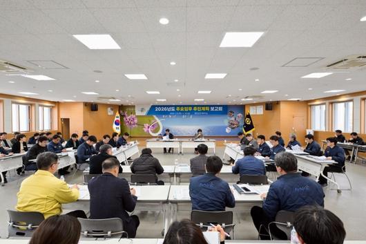 김광열 경북 영덕군수가 16일 2026년 주요 업무 보고회를 주재하고 있다.[사진=영덕군]2026.01.16 nulcheon@newspim.com
