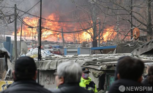 [서울=뉴스핌] 양윤모 기자 = 16일 오전 5시경 서울 강남구 개포동 구룡마을 4구역에서 화재가 발생해 소방 통제선 밖에서 주민들이 현장을 지켜보고 있다. 소방당국은 대응 1단계를 2단계로 격상하고 추가 인력을 투입 진화를 완료했다. 2026.01.16 yym58@newspim.com