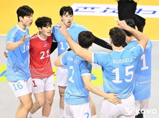 [서울=뉴스핌] 박상욱 기자 = 대한항공 선수들이 16일 V리그 남자부 KB손해보험과의 원정 경기에서 득점을 올리고 기쁨을 나누고 서로 격려하고 있다. [사진=KOVO] 2026.01.16 psoq1337@newspim.com