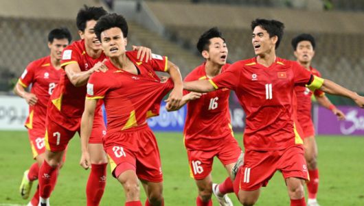 [서울=뉴스핌] 장환수 스포츠전문기자= 베트남 U-23 대표팀 선수들이 17일 아랍에미리트와 8강전에서 연장 전반 결승골을 터뜨린 뒤 환호하고 있다. [사진=AFC] 2026.01.17 zangpabo@newspim.com