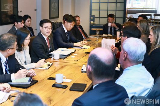 [서울=뉴스핌]여한구 산업통상부 통상교섭본부장이 12일(현지시간) 미국 워싱턴 DC에서 크리스틴 블리스(Christine Bliss) 미국 서비스산업연합(CSI) 회장을 비롯한 CSI 관계자 및 회원사 등이 참석한 가운데 열린 미국 CSI 라운드테이블에 참석, 발언하고 있다. [사진=산업통상부] 2026.01.13 photo@newspim.com