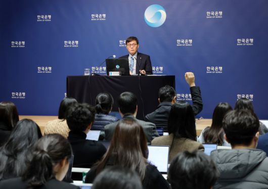 [서울=뉴스핌] 정일구 기자 = 이창용 한국은행 총재가 15일 오전 서울 중구 한국은행에서 열린 통화정책방향 기자간담회에서 취재진 질문을 받고 있다. 한은 금융통화위원회는 이날 새해 첫 회의에서 기준금리를 연 2.50%로 5연속 동결했다. 2026.01.15 mironj19@newspim.com