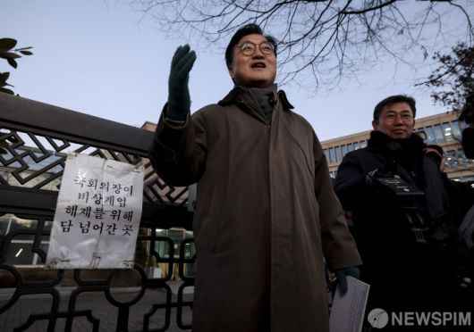 [서울=뉴스핌] 김학선 기자 = 우원식 국회의장이 3일 오후 서울 여의도 국회에서 열린 '그 날 12.3 다크투어'에서 지난 12.3 비상계엄 당시 월담 현장을 탐방하고 있다. 2025.12.03 yooksa@newspim.com