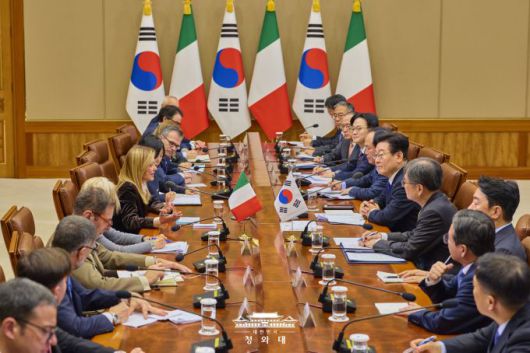 이재명 대통령이 19일 오전 청와대에서 조르자 멜로니 이탈리아 총리와 확대 정상회담을 하고 있다. [사진=청와대]