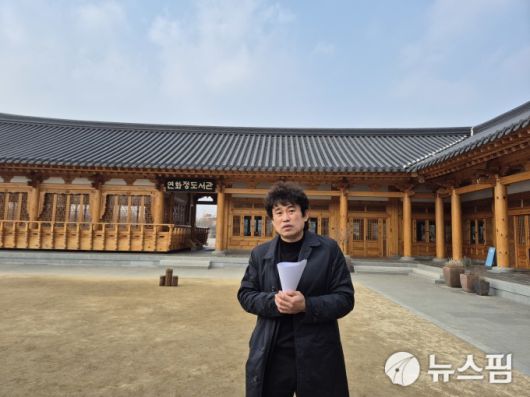 [서울=뉴스핌] 정영희 기자 = 연화정도서관 설계를 담당한 임채엽 건축사가 지난 15일 국토교통부 출입기자단과 만나 설계 전반에 관한 설명을 하고 있다. 2026.01.19 chulsoofriend@newspim.com