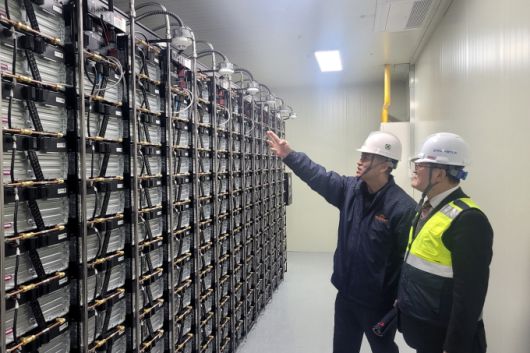 윤상옥 남부발전 재생에너지전무(오른쪽)가 16일 솔라시도 태양광 발전소를 찾아 ESS설비를 점검하고 있다. [사진=남부발전] 2026.01.19 rang@newspim.com