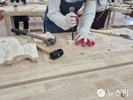 [서울=뉴스핌] 정영희 기자 = 지난 16일 전북대 한옥 특성화 캠퍼스에서 한옥 결구 방식을 활용한 소반 만들기 체험이 진행됐다. 2026.01.19 chulsoofriend@newspim.com