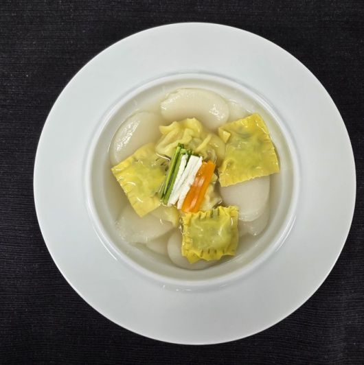 공식 오찬에 나온 떡만둣국. 떡국떡을 이탈리아 대표적 파스타인 '라비올리'모양으로 빚었다. [사진=청와대]