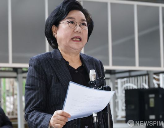 [서울=뉴스핌] 양윤모 기자 =  초대 기획예산처 장관 후보자로 지명된 이혜훈 전 국민의힘 의원이 30일 오전 서울 중구 예금보험공사에 마련된 인사청문회 준비 사무실로 출근하며 "내란은 민주주의 파괴하는 일이며 실체파악 잘 못했다"라며 사과문을 발표하고 있다.  2025.12.30 yym58@newspim.com