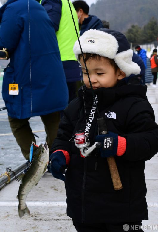 2020 화천산천어축제장에 얼음낚시 대체프로그램으로 마련된 산천어 얼음 대낚시가 인기를 끌고 있는 가운데 한 어린이가 낚시의 묘미인 손맛을 느끼면 산천어를 잡고 있다.[사진=화천군] 2020.02.01 grsoon815@newspim.com