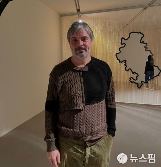 [서울=뉴스핌] 아뜰리에 에르메스에서의 작품전을 위해 내한한 스페인 작가 다니엘 스티그만 만그라네. 어린 시절부터 생물학자를 꿈꿨으나 수학과 물리학을 못해 작가가 됐다고 토로한 그는 "전시를 통해 인간과 자연은 맞닿아 있고, 하나임을 느끼게 하고 싶다"고 밝혔다. 이어 인류세 이후 모두가 생존할 수 있는 길을 찾아내야 한다고 덧붙였다. [사진=이영란 미술전문기자] 2026.01.19 art29@newspim.com