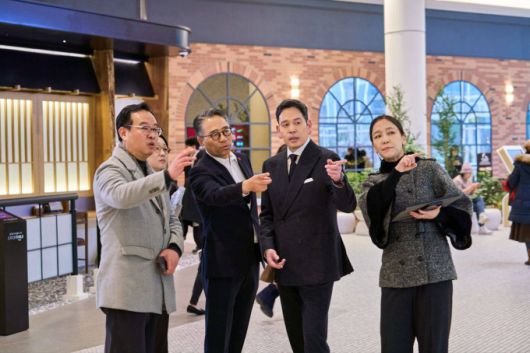 지난 16일 정용진 신세계그룹 회장이 스타필드 빌리지 운정 4층에서 개장을 앞둔 아트 체험 놀이 공간 '크레욜라 익스피리언스'에 대해 관계자(왼쪽 첫 번째)로부터 설명을 듣고 있다. [사진=신세계그룹 제공] nrd@newspim.com