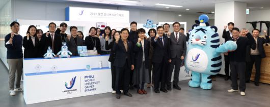 [서울=뉴스핌] 김용석 기자 = 최휘영 문화체육관광부 장관이 19일 세종시 2027 충청 유니버시아드대회 조직위원회를 방문해 강창희 조직위원장을 비롯한 조직위 직원들과 함께 기념촬영을 하고 있다.[사진= 문체부] 2026.01.19 fineview@newspim.com