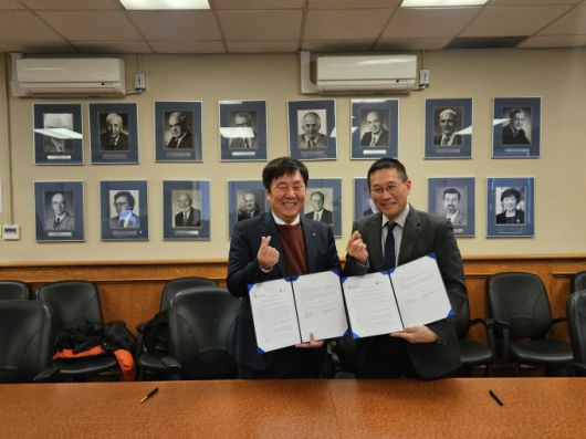 9일 김영신(왼쪽) 중소기업기술정보진흥원 원장과 Chris Yip 토론토대학교 공과대학 학장이 업무협약 체결 후 기념사진을 촬영하고 있다. [사진=기정원] 2026.01.19 rang@newspim.com 2026.01.19 rang@newspim.com