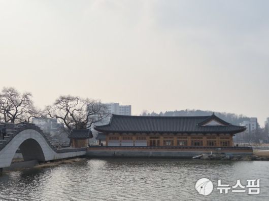 [서울=뉴스핌] 정영희 기자 = 전북 전주시에 위치한 연화정도서관 전경. 한옥 공공건축물이다. 2026.01.19 chulsoofriend@newspim.com