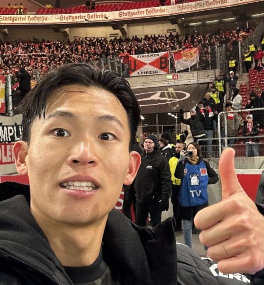 18일에 열린 슈투트가르트와의 경기에서 동점골을 넣은 우니온 베를린의 정우영이 경기 후 기념 사진을 찍고 있다. [사진 = 우니온 베를린 SNS]