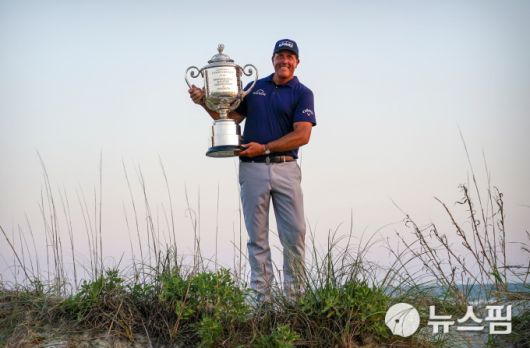 2021년 PGA챔피언십 우승자 필 미컬슨. [사진=로이터 뉴스핌]